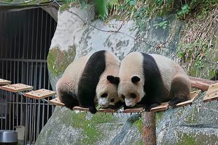 又一场胜利！维拉晒球员回更衣室庆祝视频~